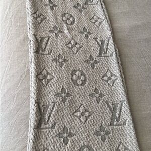 Louis Vuitton Cream and Gray Monogram Knit Scarf